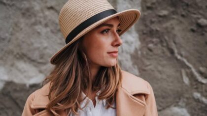 Je ressens le sentiment d'être unique : cette technique élégante de cheveux capillaires ajourés souligne les traits avec précision