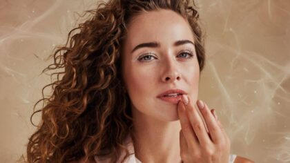 Je viens de découvrir le secret de la gloire des célébrités : cette astuce capillaire fait des miracles pour faire de chacune une femme irrésistible