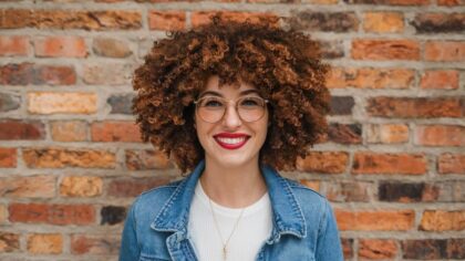 On m'a demandé si je suis amoureuse : ce style de cheveux original me rend apparemment plus vive et attrayante