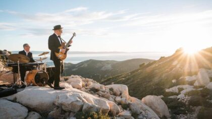 Un concert d'improvisation de jazz attire des amoureux de la musique sur le chemin du retour