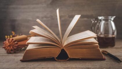 Un remarquable livre ancien fait de l'antiquaire une célébrité locale